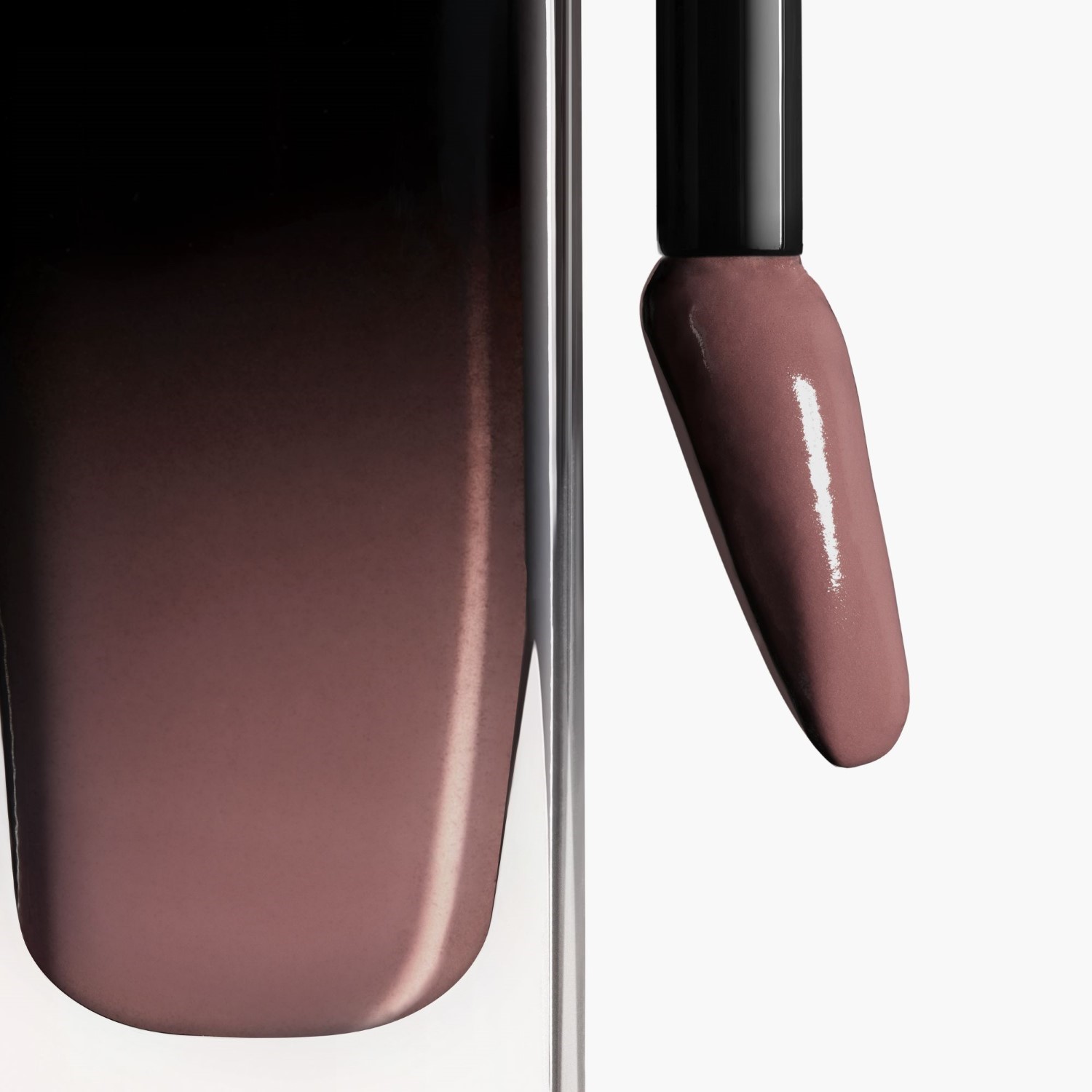 LA BARRA DE LABIOS LÍQUIDA BRILLANTE DE LARGA DURACIÓN